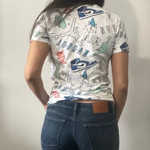 🌈 Jordan Logo White Tee  for the 90s Vibe! Boys Size LG🕹️ - Picture 3 of 10